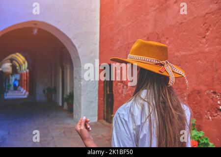 Giovani turisti in visita al Monastero di Santa Catalina, Convento de Santa Catalina, Arequipa, Perù. Sud America Foto Stock