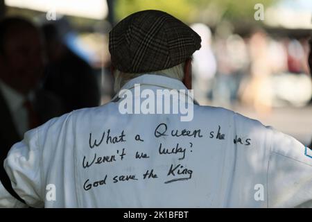 Goodwood, West Sussex, Regno Unito. 17th settembre 2022. Un marshalls si allena con un messaggio dopo la morte del Quueen al Goodwood Revival a Goodwood, West Sussex, UK. © Malcolm Greig/Alamy Live News Foto Stock