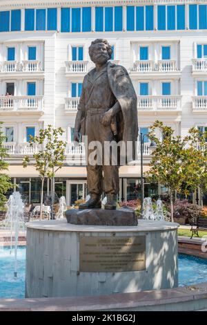 Tirana, Albania - 4 giugno 2022: Monumento di Adem Jashari. Jashari fu un fondatore dell'Esercito di liberazione del Kosovo (KLA). Foto Stock