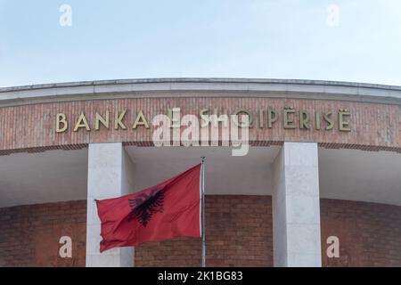 Tirana, Albania - 4 giugno 2022: Iscrizione bandiera nazionale dell'Albania e Banca d'Albania. Foto Stock