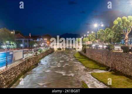 Prizren, Kosovo - 4 giugno 2022: Fiume Bistrica nella città vecchia di Prizren di notte. Foto Stock