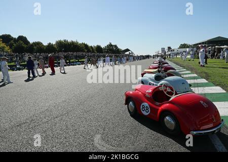 Goodwood, West Sussex, Regno Unito. 17th settembre 2022. Pronto per l'inizio della gara di pedalata della Settrington Cup Austin J40 alla Goodwood Revival di Goodwood, West Sussex, UK. © Malcolm Greig/Alamy Live News Foto Stock