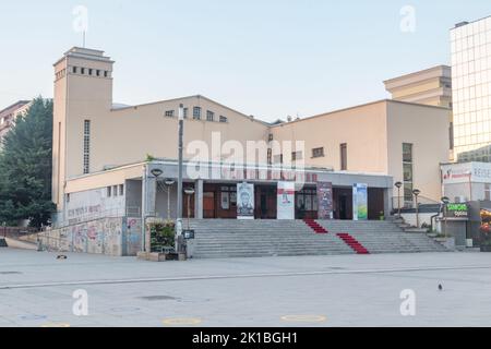 Pristina, Kosovo - 5 giugno 2022: Il Teatro Nazionale del Kosovo. Teatri Kombetar al Boulevard Nena Tereze. Foto Stock