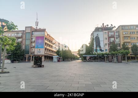 Pristina, Kosovo - 5 giugno 2022: Vista sull'alba sul viale Madre Teresa e Piazza Zahir Pajaziti. Foto Stock