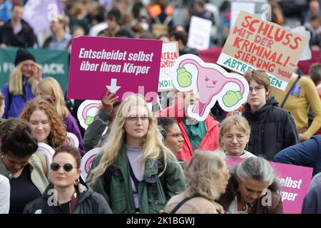 Berlino, Germania. 17th Set, 2022. Numerose persone partecipano a una manifestazione per il diritto all'aborto in Piazza Parigi. Credit: Jörg Carstensen/dpa/Alamy Live News Foto Stock