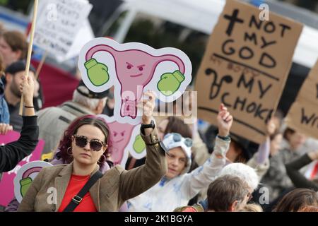 Berlino, Germania. 17th Set, 2022. Numerose persone partecipano a una manifestazione per il diritto all'aborto in Piazza Parigi. Credit: Jörg Carstensen/dpa/Alamy Live News Foto Stock