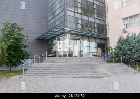 Pristina, Kosovo - 5 giugno 2022: Ingresso alla Facoltà di Educazione dell'Università di Prishtina di Hasan Prishtina. Foto Stock