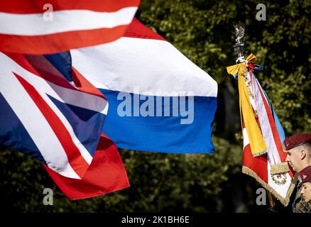 EDE, Paesi Bassi. 17th Set, 2022. 2022-09-17 11:38:00:19 EDE - Un standard-portatore durante la commemorazione sul Ginkelse Heide dove i combattenti sono commemorati che hanno combattuto per la libertà lì nel 1944 come parte del mercato Giardino operazione. ANP KOEN VAN WEEL netherlands OUT - belgium OUT Credit: ANP/Alamy Live News Foto Stock