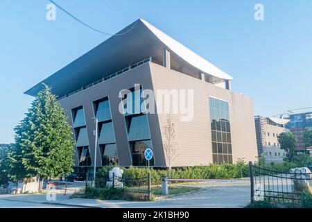 Pristina, Kosovo - 5 giugno 2022: Costruzione del Ministero dell'Istruzione, della Scienza e della tecnologia su Via Agim Ramadani. Foto Stock