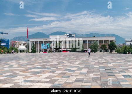Tirana, Albania - 4 giugno 2022: Piazza Skanderbeg con Teatro Nazionale dell'Opera e Balletto d'Albania. Foto Stock