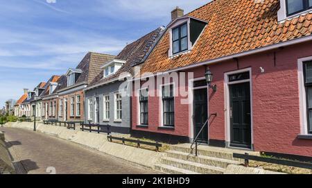 Case tradizionali colorate nel piccolo villaggio Holwerd, Paesi Bassi Foto Stock