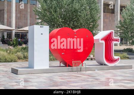 Tirana, Albania - 4 giugno 2022: Simbolo i love t (Tirana), in Piazza Skanderbeg di Tirana. Foto Stock