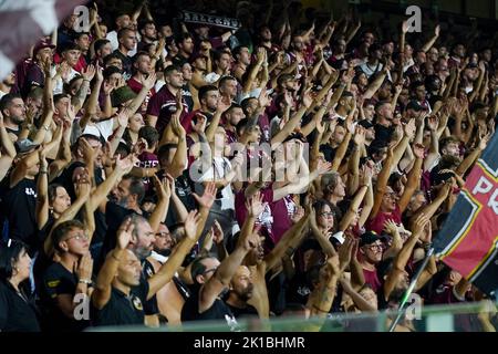 Salerno, Italia. 16th Set, 2022. Tifosi di US Salernitana durante la Serie Una partita tra US Salernitana 1919 e Lecce allo Stadio Arechi di Salerno, Italia, il 16 settembre 2022. Credit: Giuseppe Maffia/Alamy Live News Foto Stock