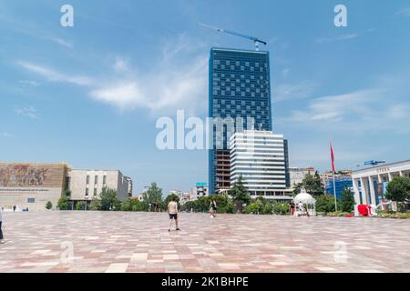 Tirana, Albania - 4 giugno 2022: Piazza Skanderbeg in estate. Foto Stock