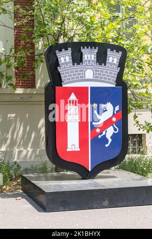 Tirana, Albania - 4 giugno 2022: Emblema del comune di Tirana. Stemma di Tirana. Foto Stock