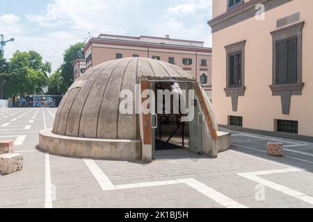 Tirana, Albania - 4 giugno 2022: Museo di Arte a castello 2 nel centro della città di Tirana. Bunker anti-nucleare trasformato in museo di storia. Foto Stock