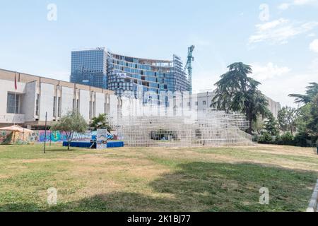 Tirana, Albania - 4 giugno 2022: Installazione di opere d'arte su cloud nei pressi della National Arts Gallery. Foto Stock