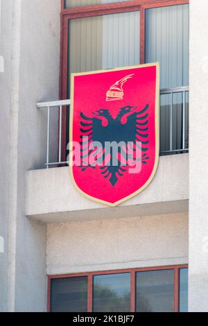 Tirana, Albania - 4 giugno 2022: Stemma dell'Albania (albanese: STEMA e Republikes se Shqiperise). Foto Stock