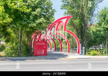 Tirana, Albania - 4 giugno 2022: Simbolo Vodafone sul ponte sul torrente Lane nel centro della città di Tirana. Vodafone è una multinazionale britannica di telecomunicazioni Foto Stock