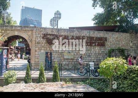 Tirana, Albania - 4 giugno 2022: Ingresso alla famiglia dei toptani del castello di Triana. Foto Stock