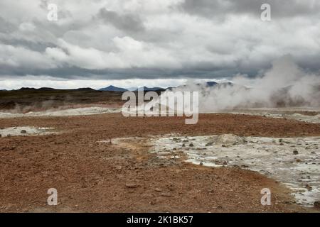 Area geotermica di Hverir con fumarole fumanti, Islanda settentrionale, Europa Foto Stock