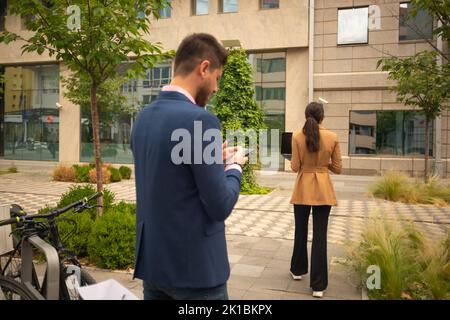 Due giovani colleghi stanno concludendo le loro attività quotidiane, in una giornata nuvolosa Foto Stock