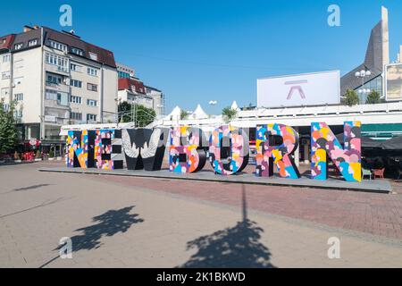 Pristina, Kosovo - 5 giugno 2022: Inaugurato il monumento neonato per l'indipendenza del Kosovo il 17 febbraio 2008. Foto Stock