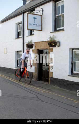 Il Tolcarne Inn e il famoso chef della Cornovaglia ben Tunnicliffe di fronte al suo Gastropub The Tolcarne Inn , Newleyn Harbor Penzance , Cornwall , United Ki Foto Stock
