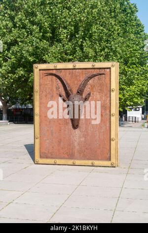 Pristina, Kosovo - 5 giugno 2022: Arte di strada in Piazza Skanderbeg. Foto Stock