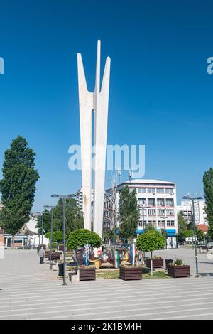 Pristina, Kosovo - 5 giugno 2022: Monumento della Confraternita e dell'unità del Kosovo in Piazza Adem Jashari. Foto Stock