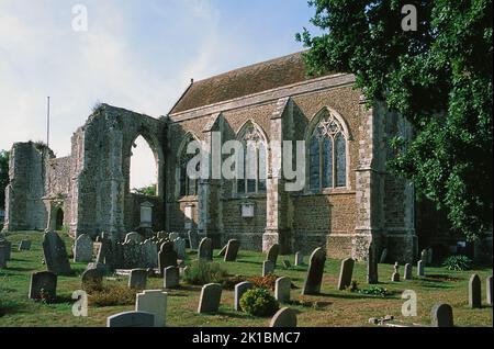 La navata dell'antica chiesa di San Tommaso Martire a Winchelsea, Sussex orientale, Regno Unito Foto Stock