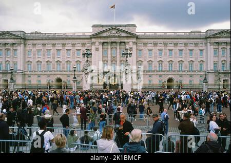 La folla si riunì fuori Buckingham Palace, Londra, il giorno dopo l'annuncio della morte della regina Elisabetta II Foto Stock