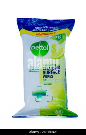 Irvine, Scozia, Regno Unito - 20 agosto 2022: Confezione di salviette antibatteriche a marchio Dettol biodegradabili e non contenenti candeggina. Foto Stock