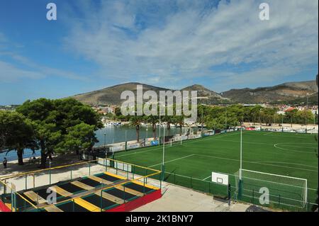 Campo di calcio e arena sportiva a Trogir, Croazia. Vista ad angolo alto dalla torre. Foto Stock