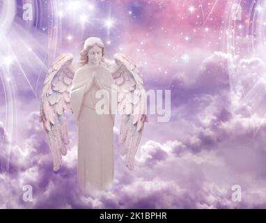 bellissimo angelo arcangelo su cielo mistico con galassia e stelle sfondo e con spazio copia Foto Stock