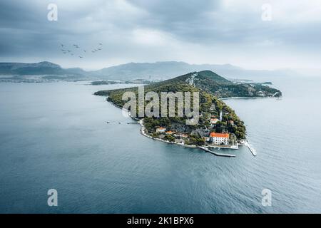 Vista aerea sull'isola prima della tempesta. Collina di Marjan in autunno. La costa adriatica nel mese di settembre. Foto Stock