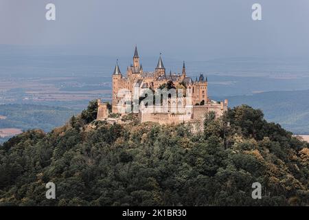 Vista sul Castello di Hohenzollern, sede ancestrale della Casa imperiale di Hohenzollern. Il terzo dei tre castelli in cima alla collina costruito sul sito, è la loca Foto Stock