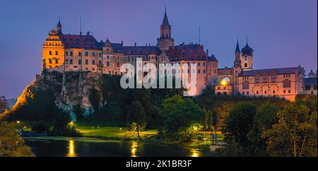 Il castello di Sigmaringen era il castello principesco e sede del governo dei principi di Hohenzollern-Sigmaringen. Situato nella regione delle Alpi Svevi di B. Foto Stock