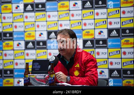 La squadra di calcio colombiana Coah Nestor Lorenzo parla durante una conferenza stampa dopo la decisione di chiamare i veterani della squadra: Radamel Falcao, James Rodri Foto Stock