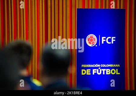 La squadra di calcio colombiana Coah Nestor Lorenzo parla durante una conferenza stampa dopo la decisione di chiamare i veterani della squadra: Radamel Falcao, James Rodri Foto Stock