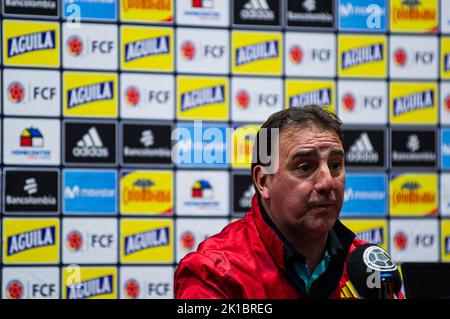 La squadra di calcio colombiana Coah Nestor Lorenzo parla durante una conferenza stampa dopo la decisione di chiamare i veterani della squadra: Radamel Falcao, James Rodri Foto Stock