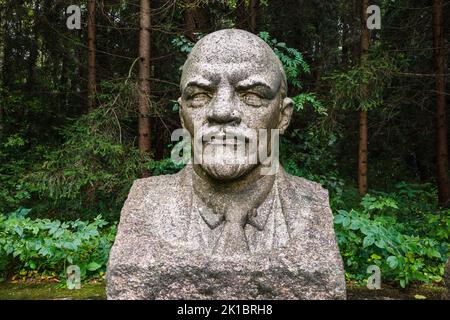 Busto scultoreo di Lenin, leader rivoluzionario russo. Druskininkai, Lituania, 12 settembre 2022 Foto Stock
