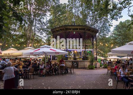 Persone sedute nei caffè durante l estate divertimento nel parco Zrinjevac, Zagabria, Croazia Foto Stock