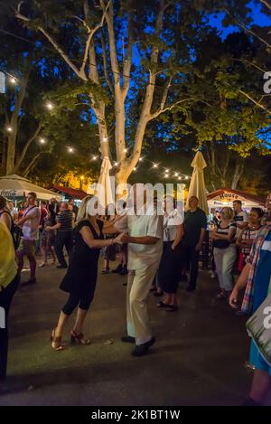 Le persone ballano durante l'intrattenimento estivo nel Parco Zrinjevac, Zagabria, Croazia Foto Stock