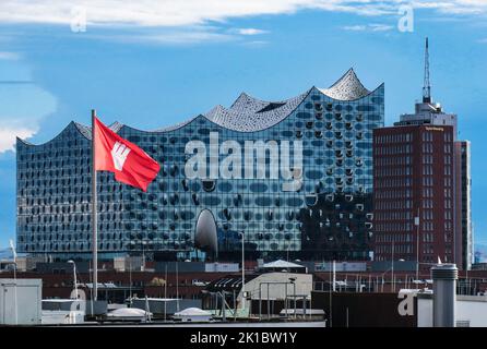 Amburgo, Germania. 09th Set, 2022. La bandiera di Amburgo vola sullo sfondo della Sala Filarmonica dell'Elba. Credit: Soeren Stache/dpa/Alamy Live News Foto Stock