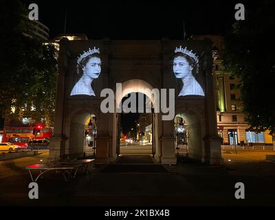 Londra, Regno Unito. 17th Set, 2022. Un'immagine di sua Maestà la Regina Elisabetta la seconda è proiettata su Marble Arch prima del suo funerale Lunedi 19th settembre. Credit: Karl Black/Alamy Live News Foto Stock