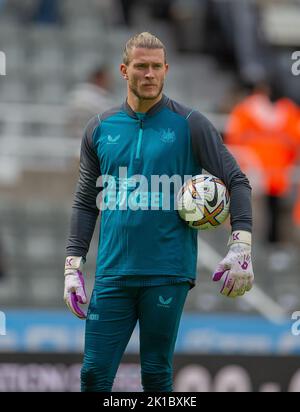 Newcastle, Regno Unito. 17th Set, 2022. 17th settembre 2022; St James Park, Newcastle upon Tyne, Inghilterra; EPL Premier League football, Newcastle United contro Bournemouth; Loris Karius of Newcastle United scalda credito: Action Plus Sports Images/Alamy Live News Foto Stock