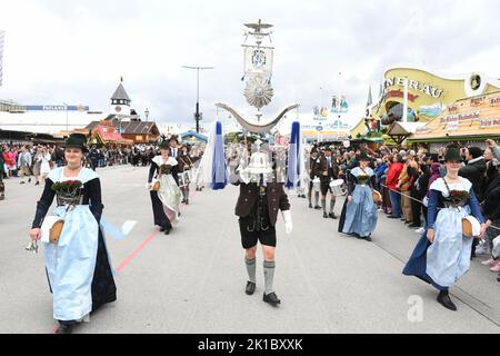 Monaco, Germania. 17th Set, 2022. Trachtler cammina attraverso il Theresienwiese durante la processione del Wiesnwirte all'inizio del 187th Monaco Oktoberfestt. Prima della pandemia, il festival popolare più grande del mondo ha attirato regolarmente circa sei milioni di visitatori al Theresienwiese. Nel 2020 e nel 2021 fu annullata a causa di Corona. Credit: Felix Hörhager/dpa/Alamy Live News Foto Stock