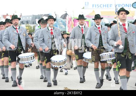 Monaco, Germania. 17th Set, 2022. Trachtler con la batteria cammina attraverso il Theresienwiese durante la processione del Wiesnwirte all'inizio del 187th Monaco Oktoberfest. Prima della pandemia, il festival popolare più grande del mondo ha attirato regolarmente circa sei milioni di visitatori al Theresienwiese. Nel 2020 e nel 2021 fu annullata a causa di Corona. Credit: Felix Hörhager/dpa/Alamy Live News Foto Stock