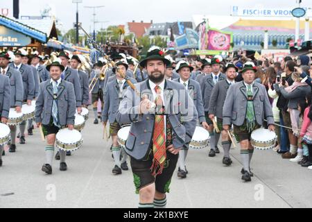 Monaco, Germania. 17th Set, 2022. Trachtler con la batteria cammina attraverso il Theresienwiese durante la processione del Wiesnwirte all'inizio del 187th Monaco Oktoberfest. Prima della pandemia, il festival popolare più grande del mondo ha attirato regolarmente circa sei milioni di visitatori al Theresienwiese. Nel 2020 e nel 2021 fu annullata a causa di Corona. Credit: Felix Hörhager/dpa/Alamy Live News Foto Stock